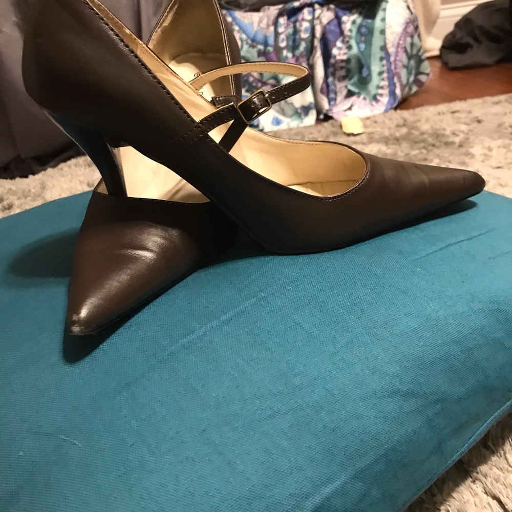 Low heel strapped party shoes